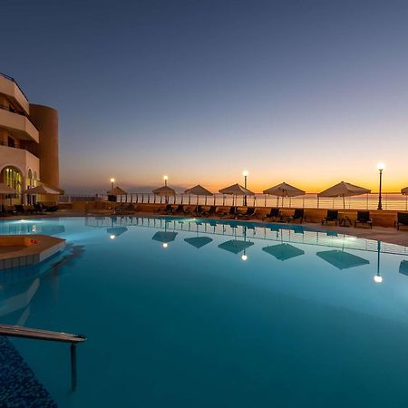 Radisson Blu Resort, Malta St. Julian'S Kültér fotó Sunset at the pool