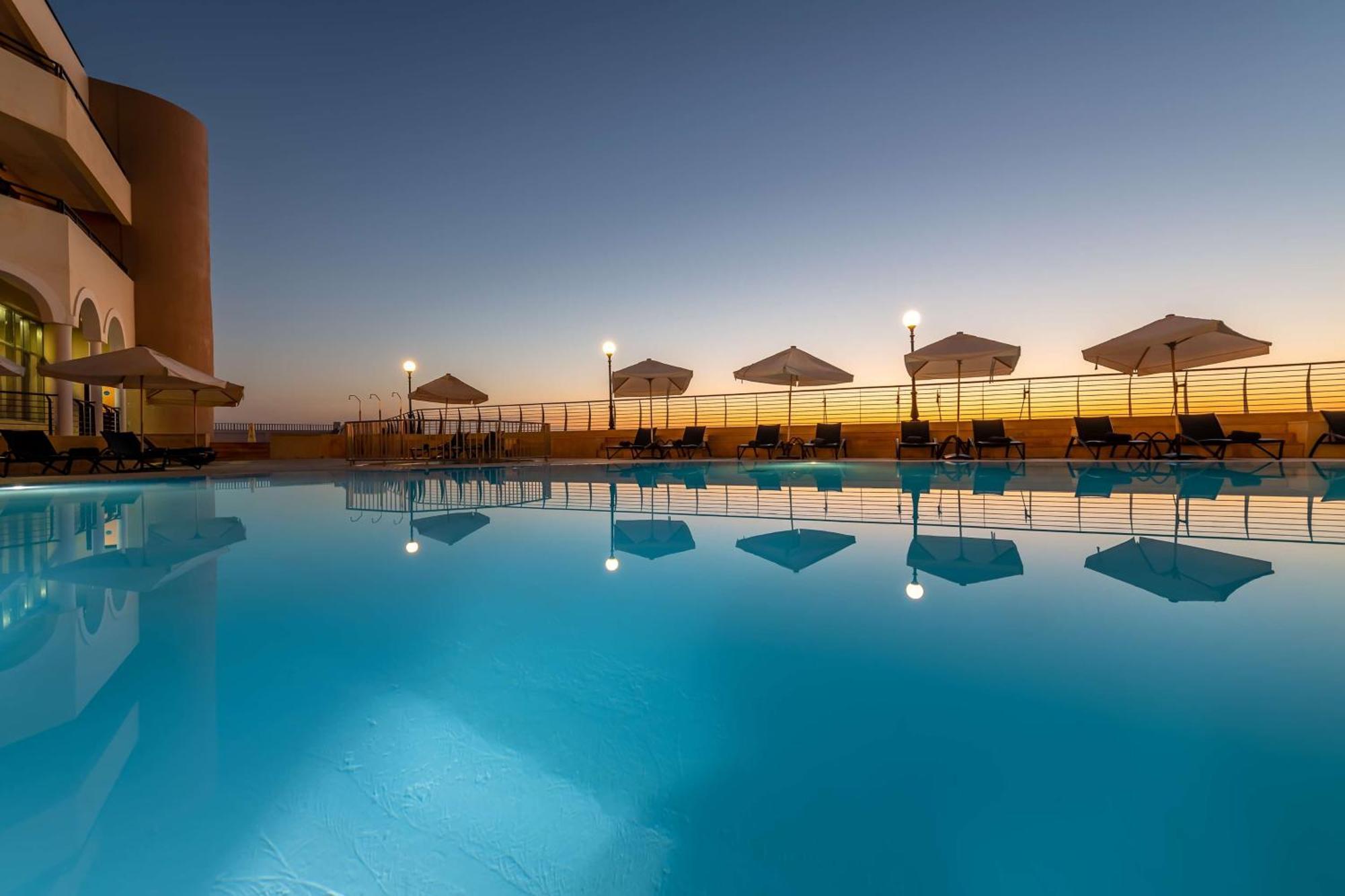 Radisson Blu Resort, Malta St. Julian'S Kültér fotó The pool at the hotel