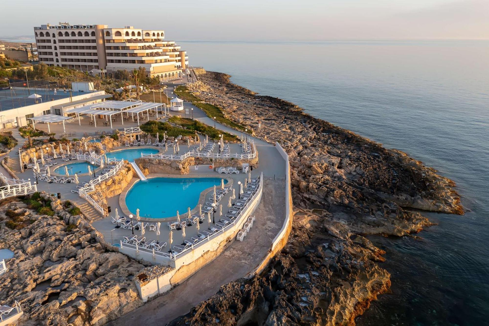 Radisson Blu Resort, Malta St. Julian'S Kültér fotó Aerial view of the resort