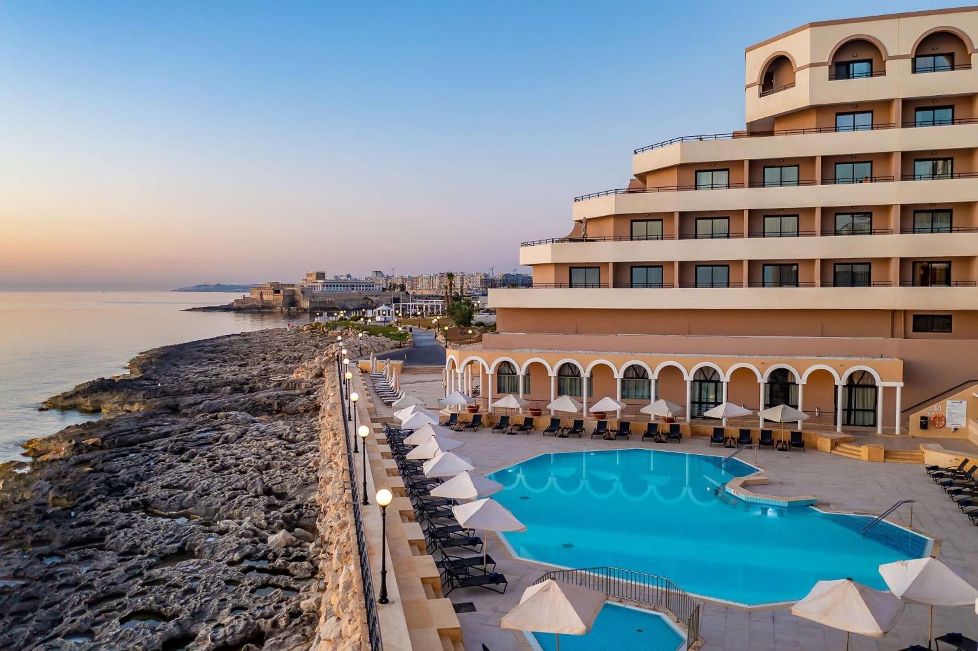Radisson Blu Resort, Malta St. Julian'S Kültér fotó The hotel's pool