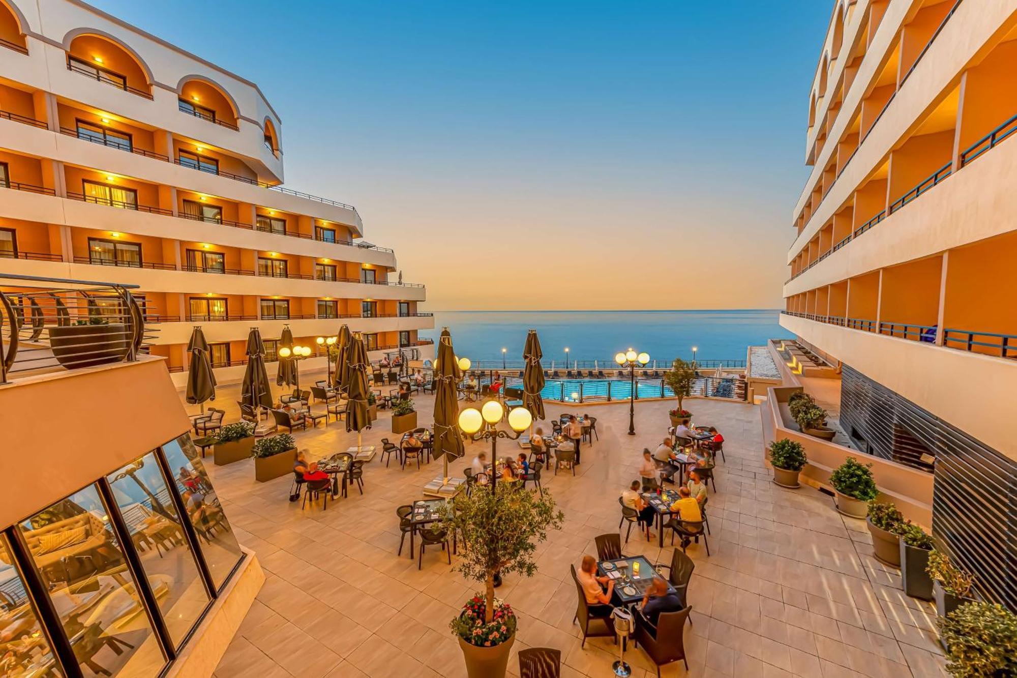 Radisson Blu Resort, Malta St. Julian'S Kültér fotó The hotel's main courtyard